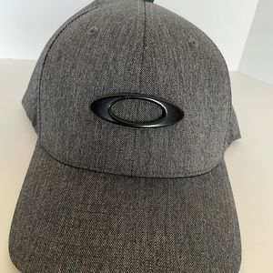 Oakley gray golf cap X/XL